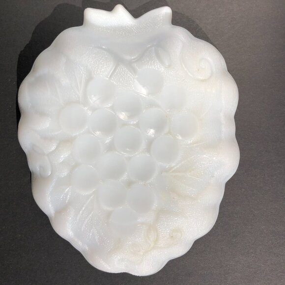 Vintage Hazel Atlas Milk Glass Candy Dish Grape Cluster Bunch Shaped Textured - Picture 6 of 8